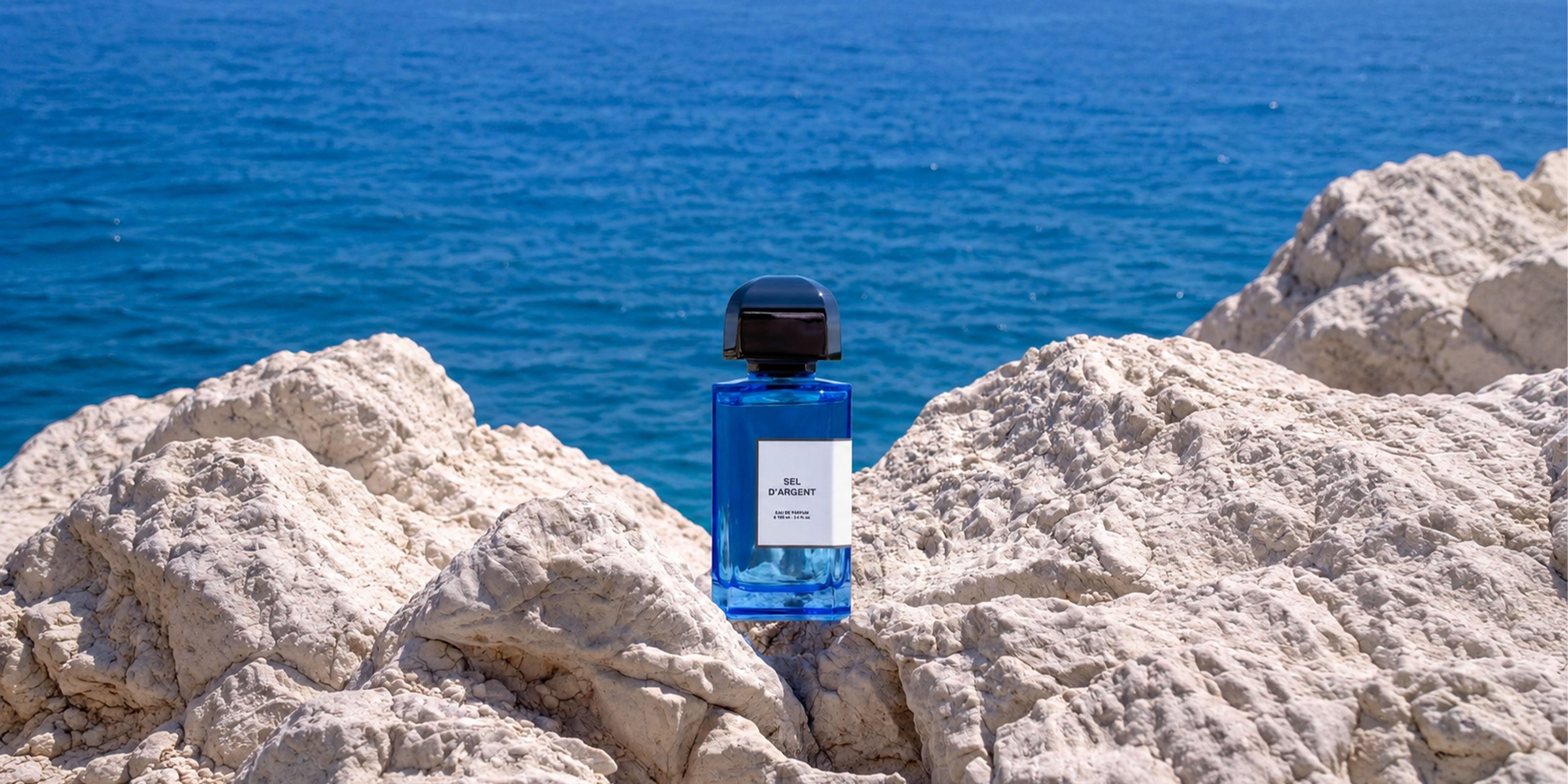 Parfumflakon auf Steinen am Meer