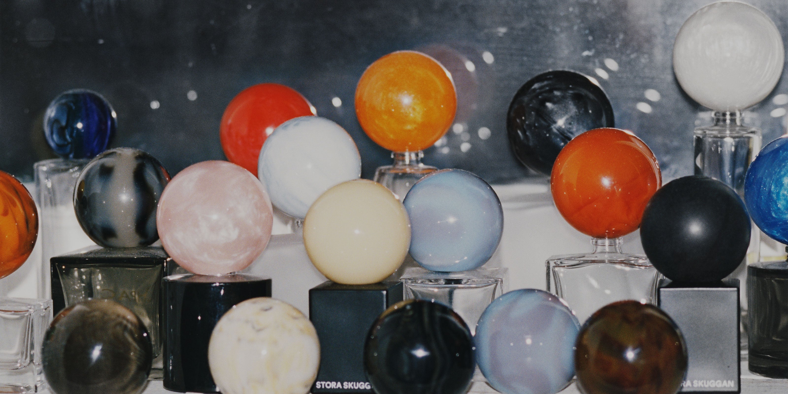 Mehrere Flakons mit unterschiedlichen Deckeln