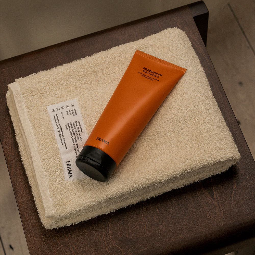 Frama Herbarium – Body Scrub Tube in der Duftnote Blumig, Holzig