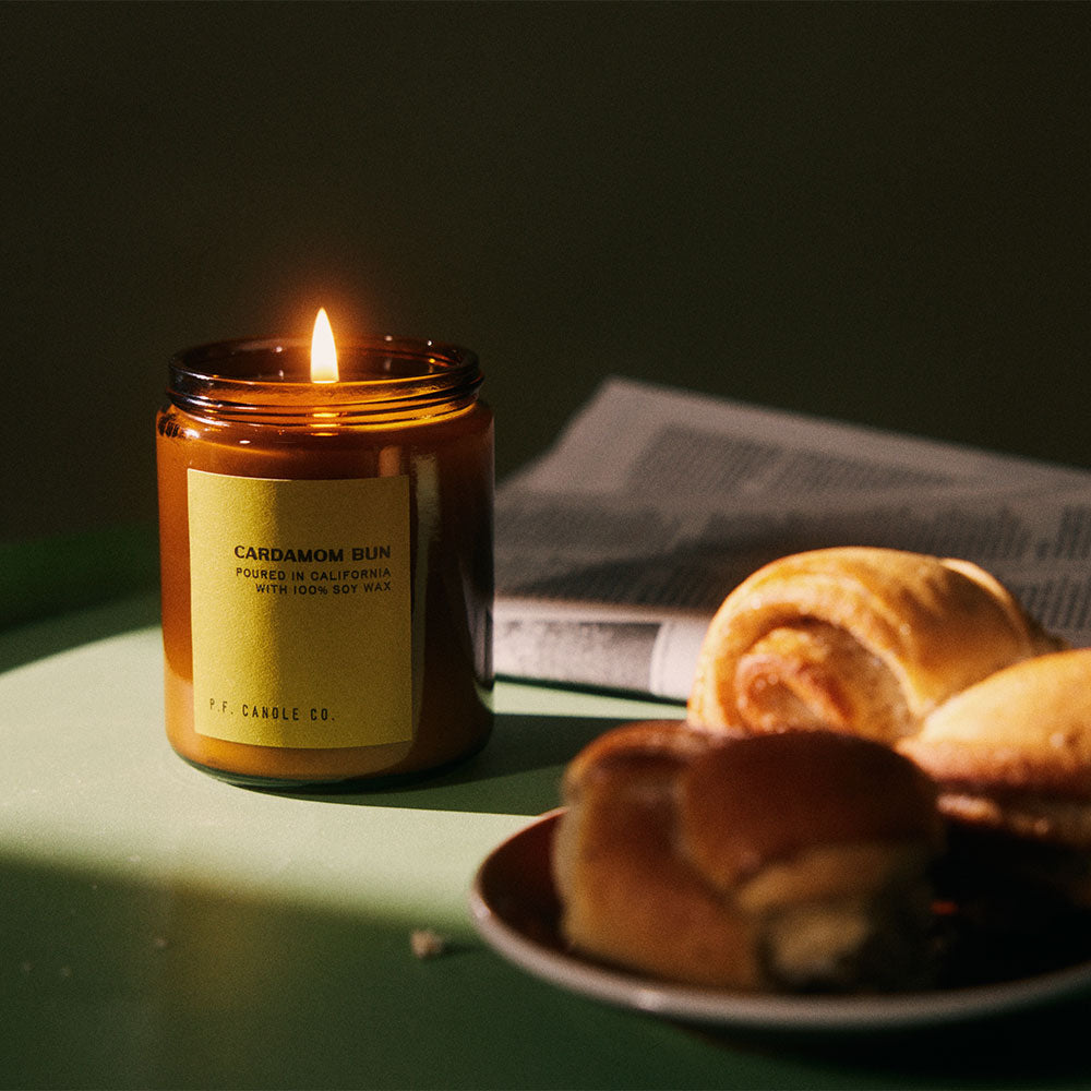 P.F. Candle Co. Cardamom Bun – Limited Soy Candle Standard Size in der Duftnote Gourmand