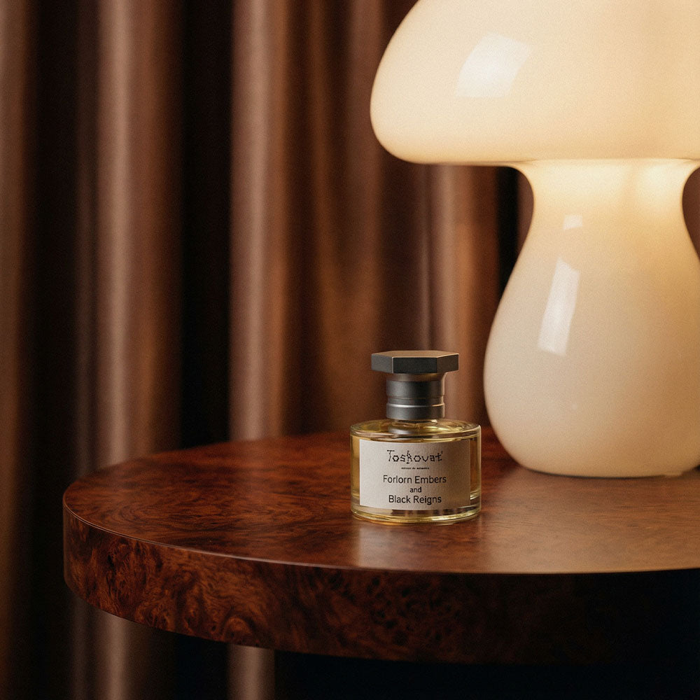 Toskovat Forlorn Embers & Black Reigns – Extrait de Parfum – 60ml von David-Lev Jipa Slivinschi in der Duftnote Holzig, Gourmand, Rauchig