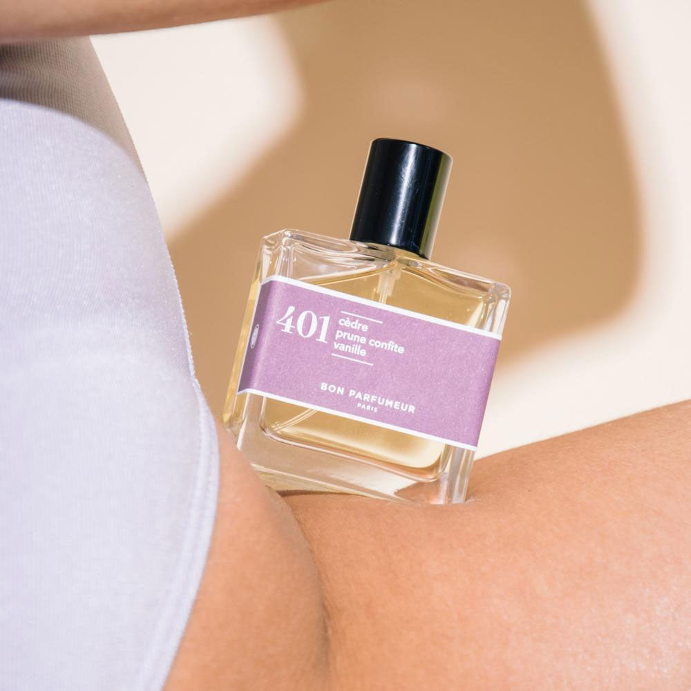 Bon Parfumeur 401 Eau de Parfum – Cedar, Candied Plum, Vanilla – 30ml von Nathalie Koobus in der Duftnote Fruity