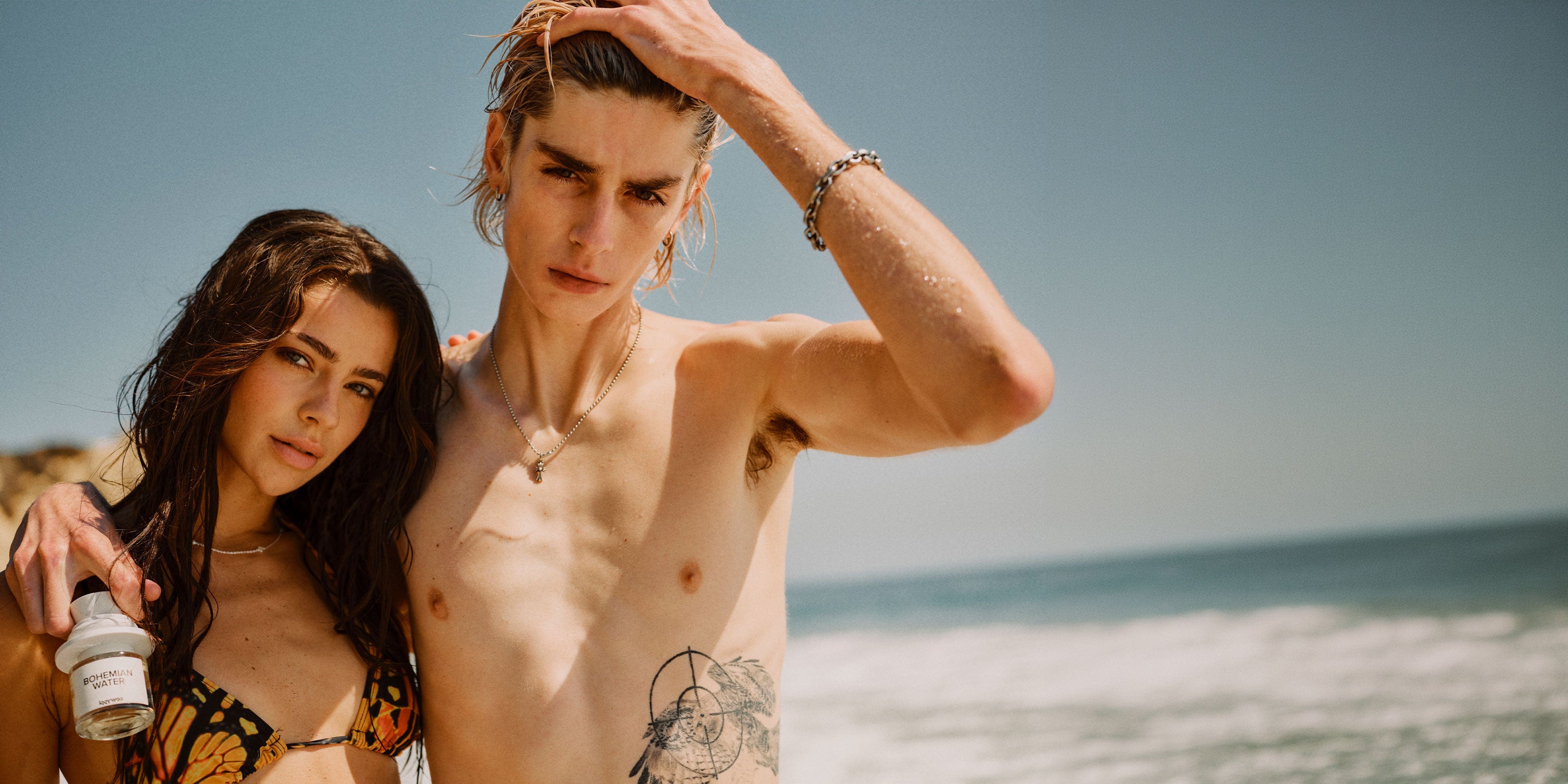 Zwei Personen am Meer im Sommer