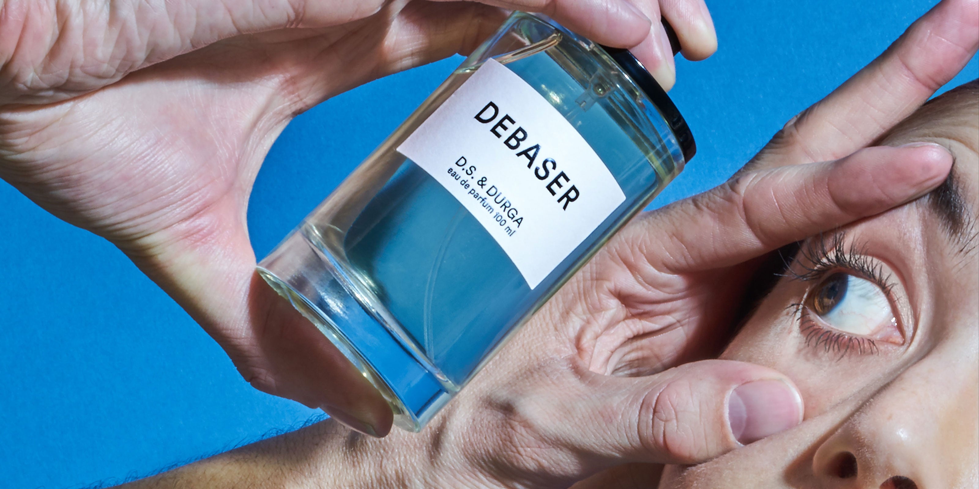 Eine Flasche Debaser Nischenparfum von DS Durga  die von einem Auge betrachtet wird
