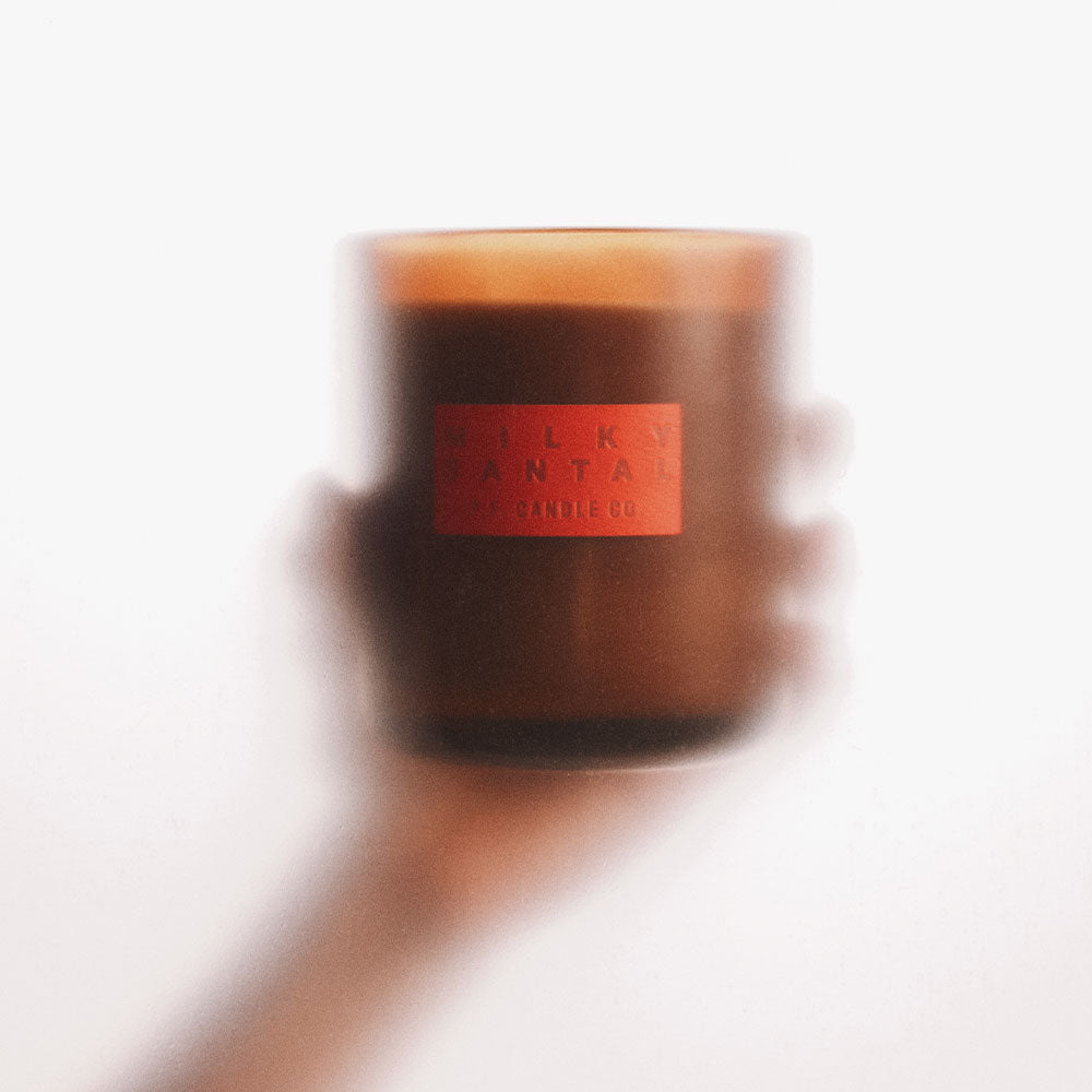 P.F. Candle Co. Hi-Fi Line: Milky Santal – Soy Candle Large in der Duftnote Cremig, Holzig