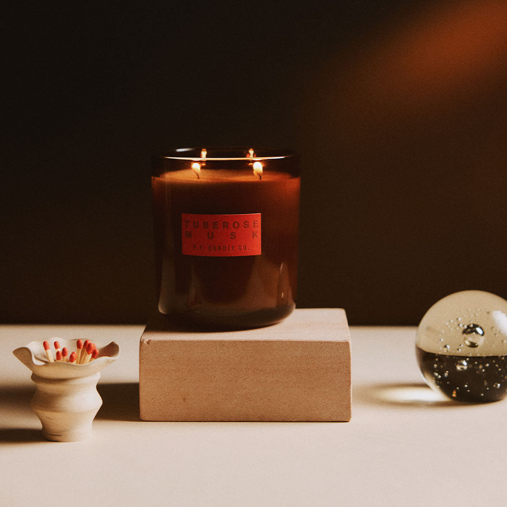 P.F. Candle Co. Hi-Fi Line: Tuberose Musk – Soy Candle Large in der Duftnote Blumig-Grün