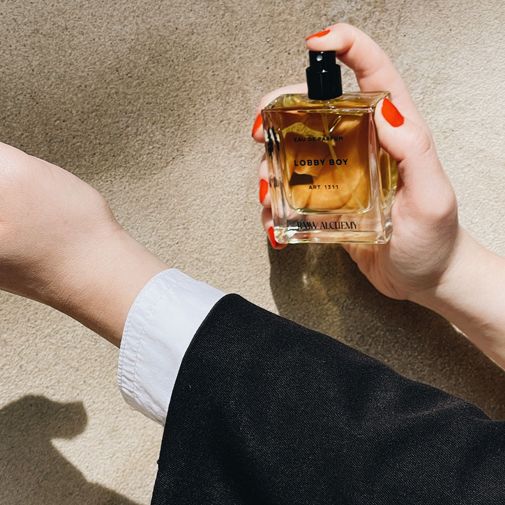 RAAW Alchemy Lobby Boy – Eau de Parfum – 50ml von Trice Angie Christiansen in der Duftnote Rauchig, Würzig