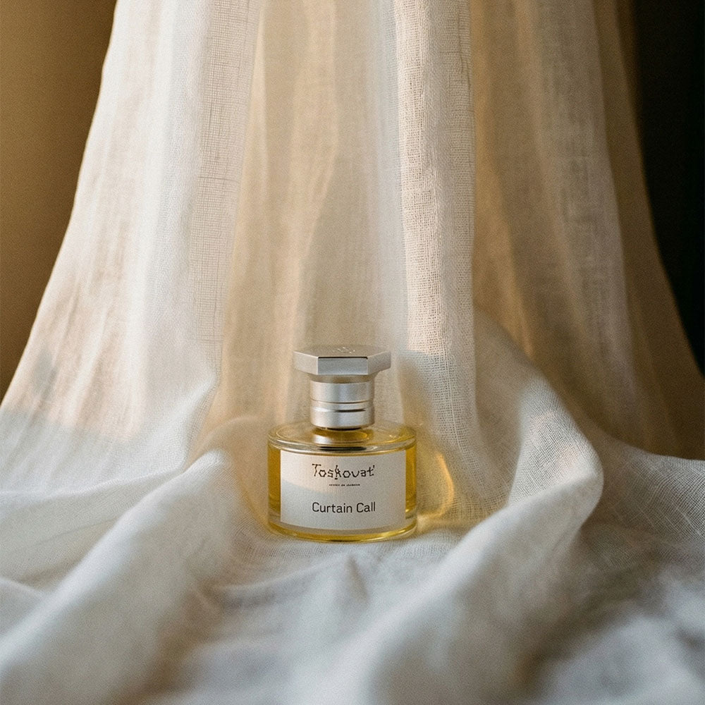 Toskovat Curtain Call – Extrait de Parfum – 60ml von David-Lev Jipa Slivinschi in der Duftnote Fruchtig, Blumig